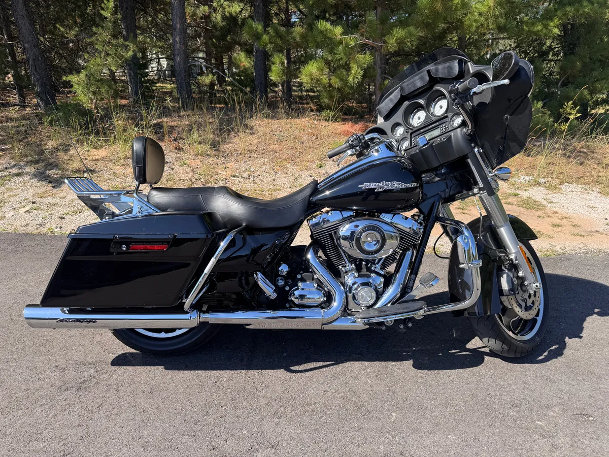 2011 Harley-Davidson Street Glide — photo 1 of 6